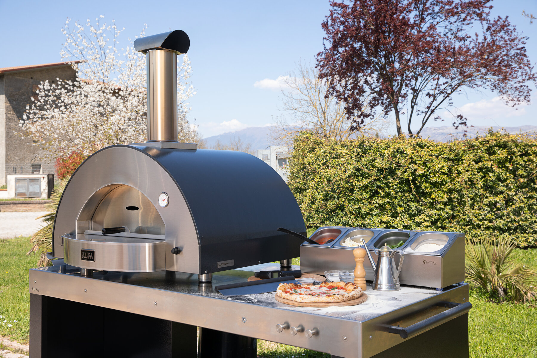 Cooking Station 160 in a garden with pizza on prep surface